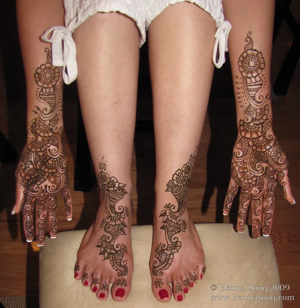 Easy Bridal Indian Foot Mehndi Design with Figures and Jaal