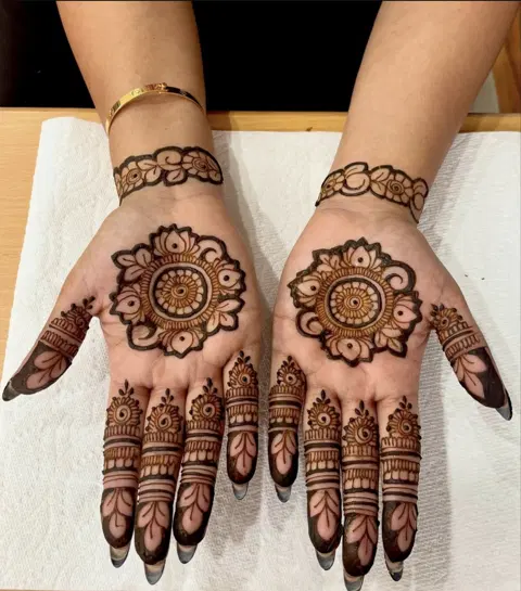 bridal circle front hand mehndi design