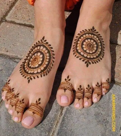 simple stylish circle back hand mehndi design