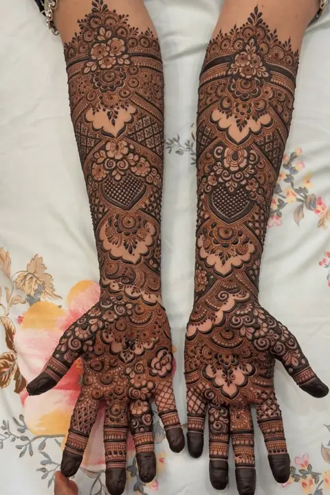 aesthetic arabic figure front hand mehndi design