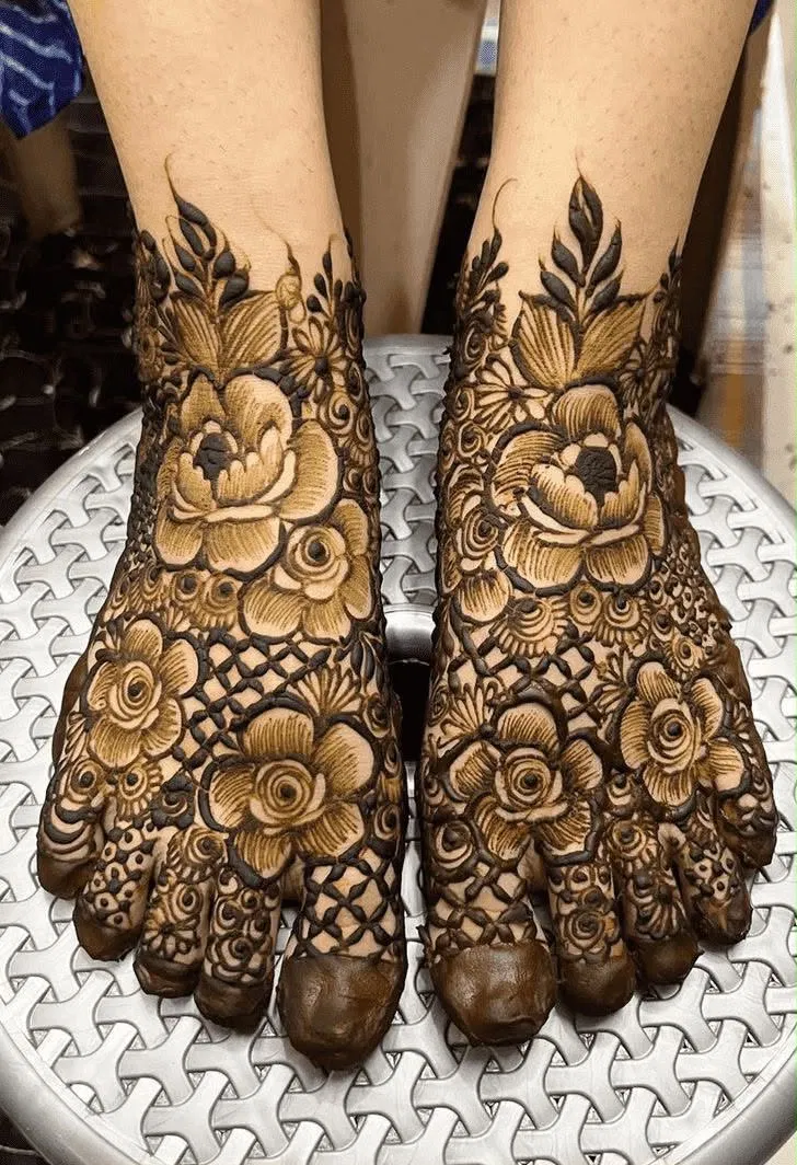 Bridal Pakistani Foot Mehndi Design with Figures and Flowers (2)