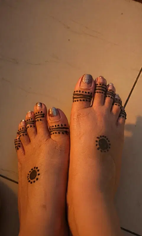 minimal simple jaal foot mehndi design