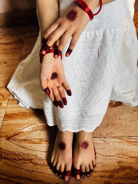 aesthetic indian jaal foot mehndi design