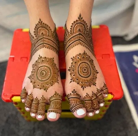 bridal indian circle foot mehndi design
