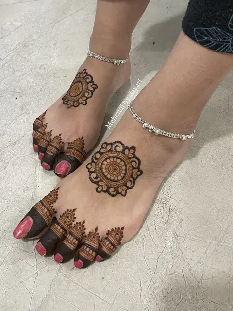 minimal pakistani circle back hand mehndi design
