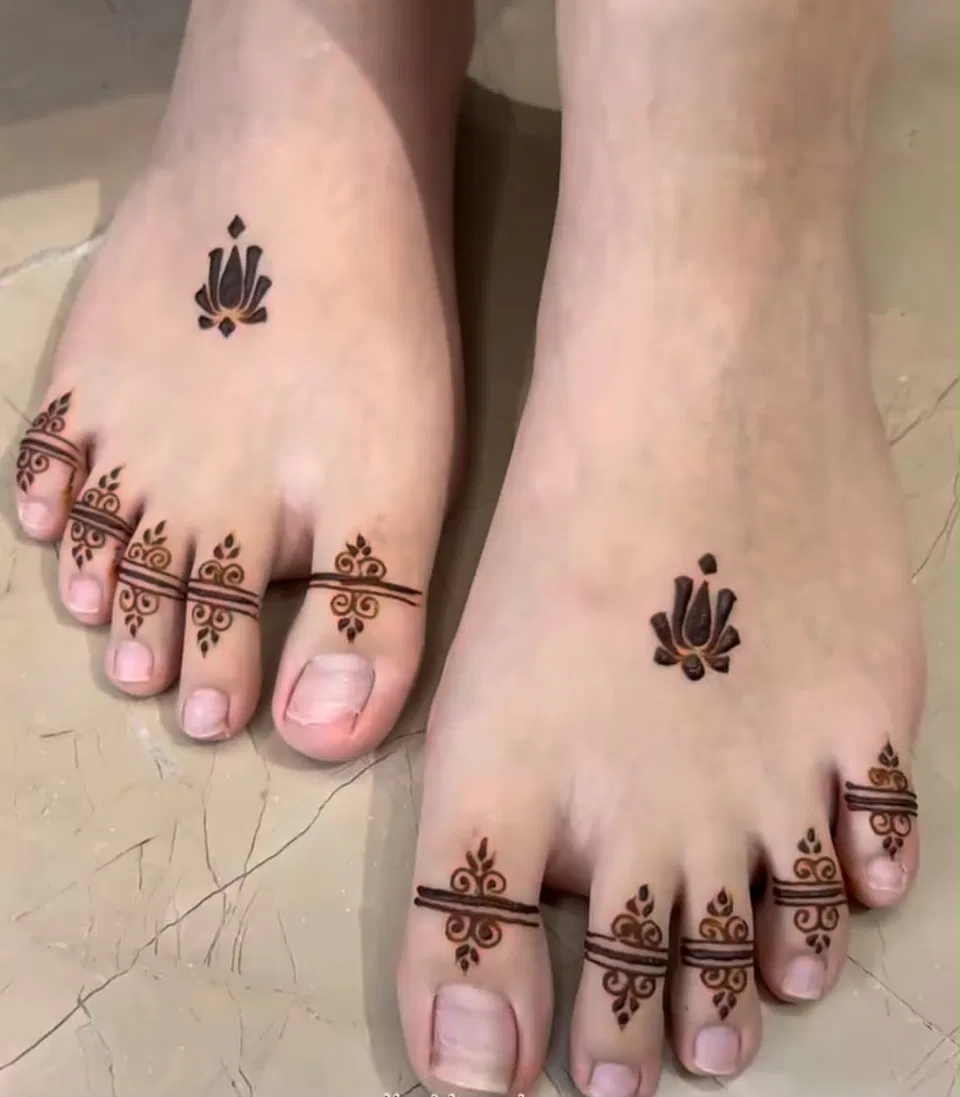 Minimal Simple Finger Mehndi Design with Jaal and Lotus (2)