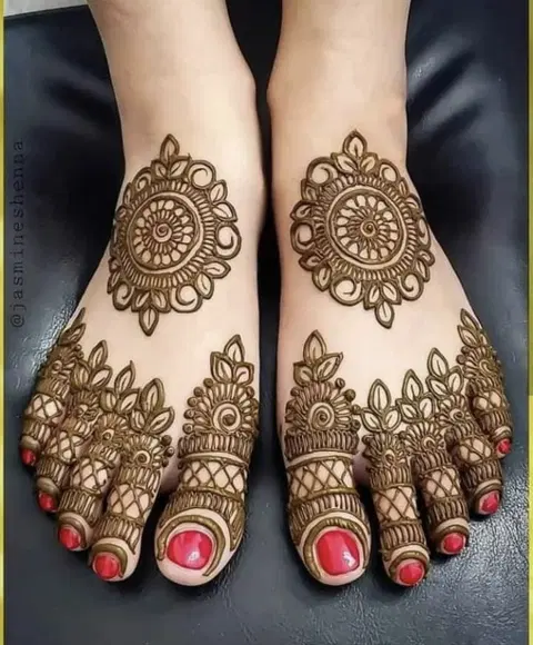 bridal circle back hand mehndi design