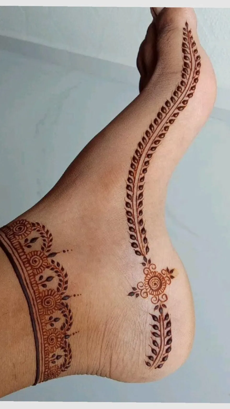 Simple Foot Mehndi Design with Jaal (2)