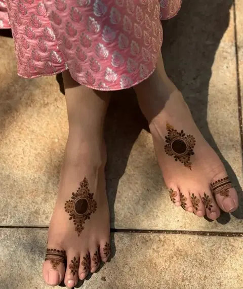 aesthetic minimal circle foot mehndi design