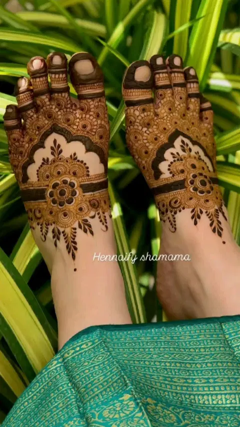 aesthetic arabic flower back hand mehndi design