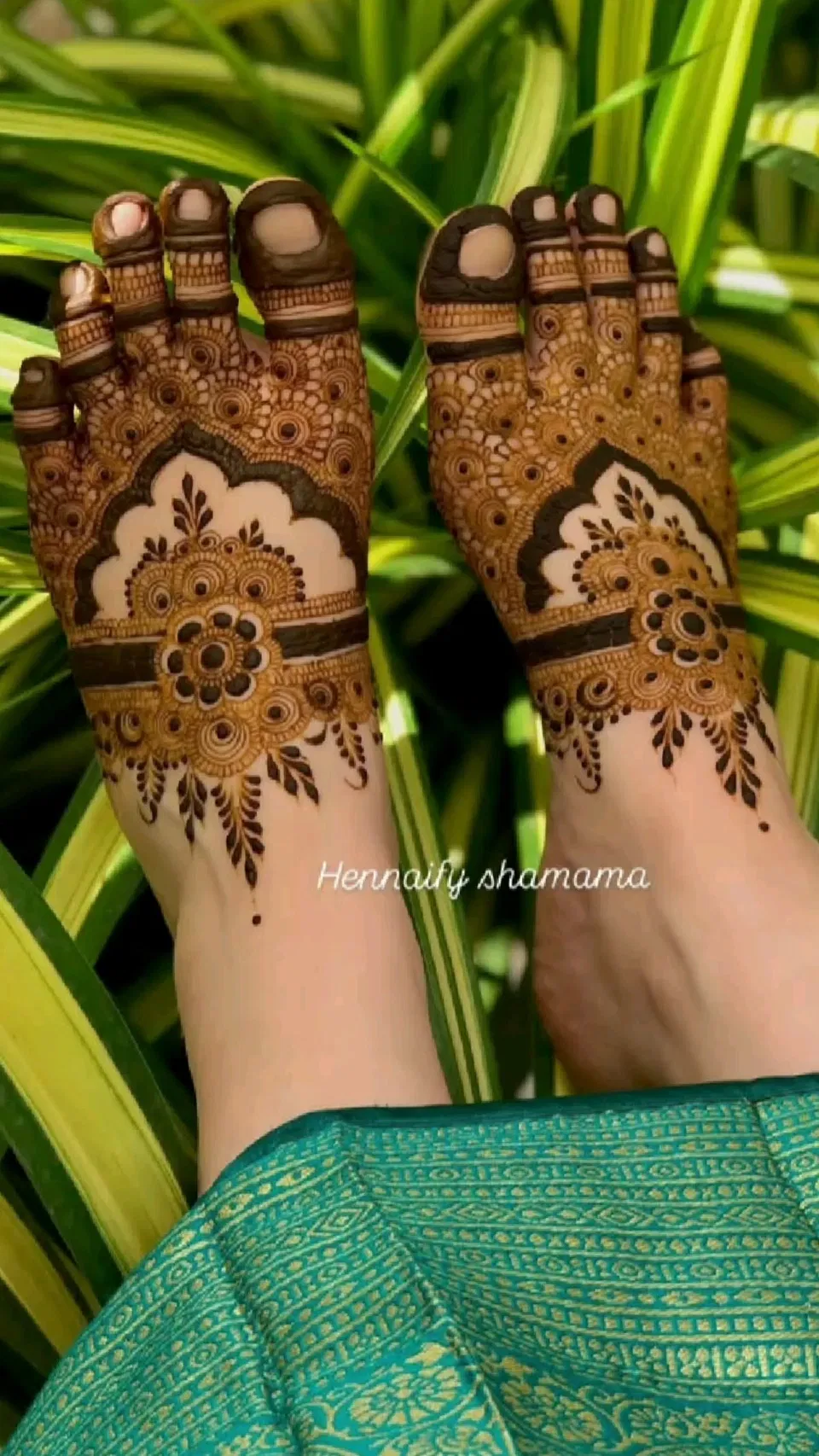 Aesthetic Arabic Back Hand Mehndi Design with Flowers and Lotus for Eid