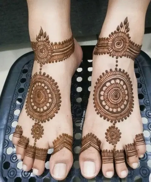 bridal simple circle foot mehndi design