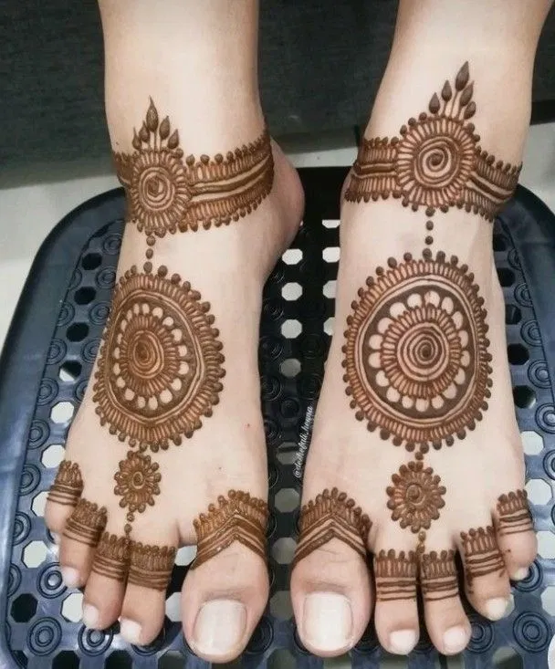 Bridal Simple Foot Mehndi Design with Gol Tikki and Jaal