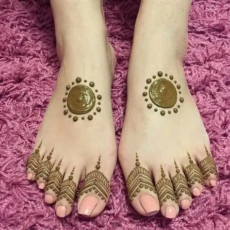 simple circle foot mehndi design