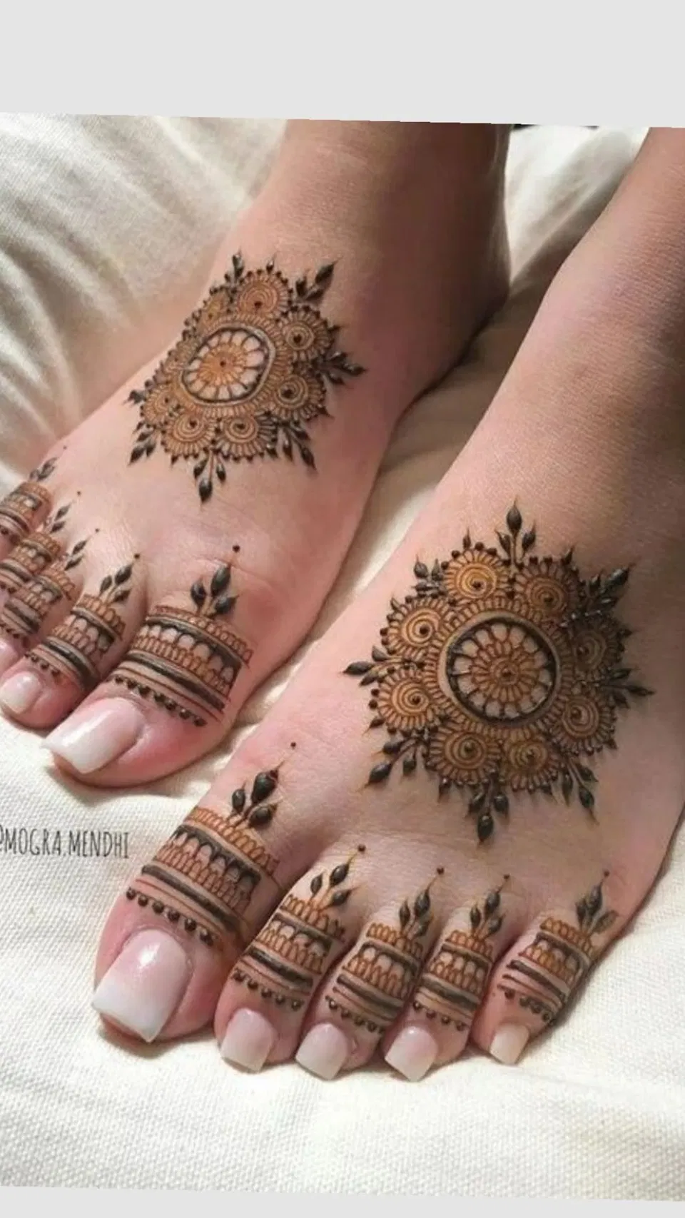 Bridal Pakistani Foot Mehndi Design with Gol Tikki for Eid