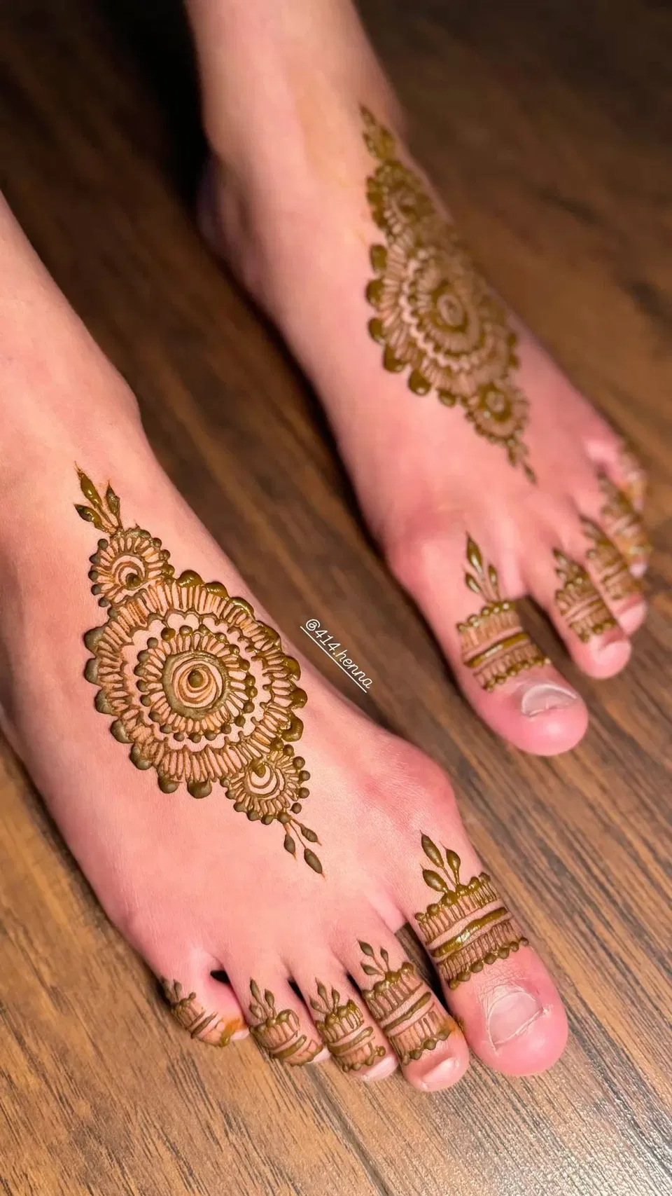 Simple Stylish Foot Mehndi Design with Jaal