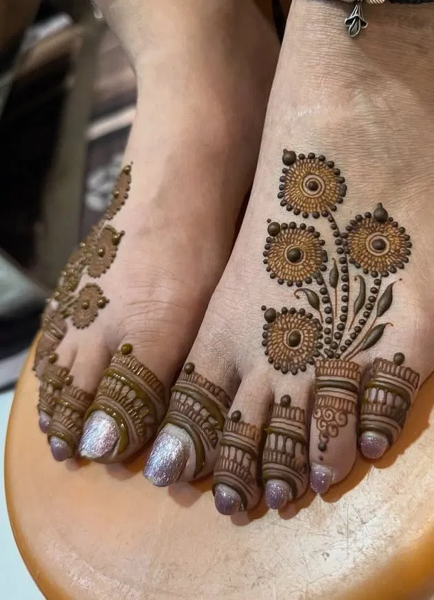 Pakistani Simple Foot Mehndi Design with Flowers and Jaal