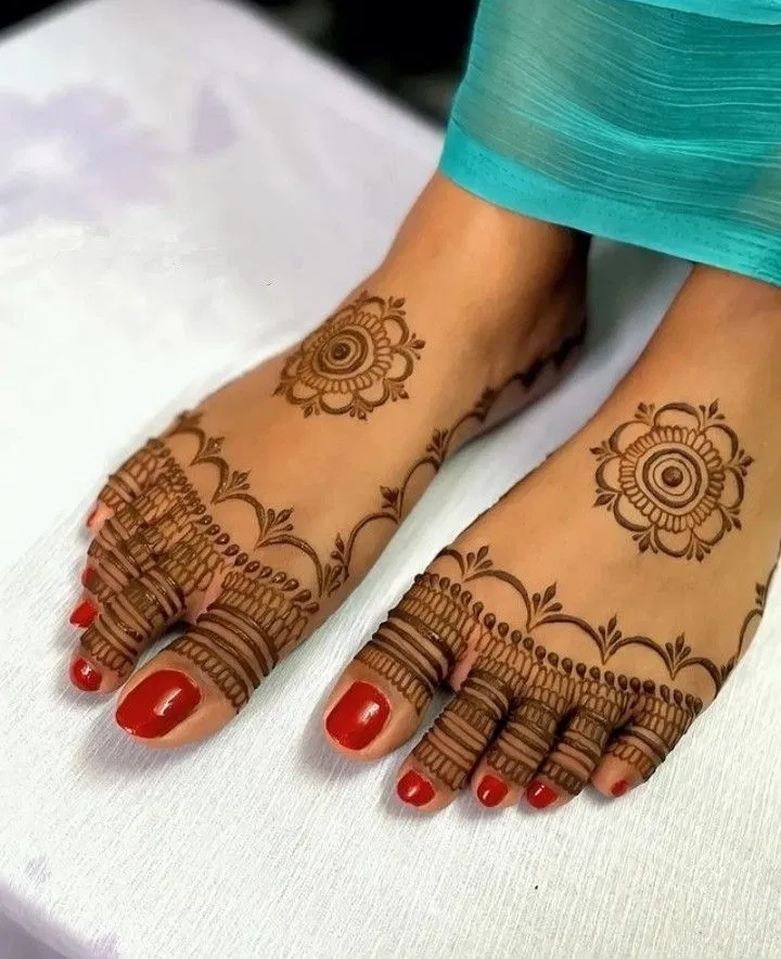 Simple Stylish Foot Mehndi Design with Jaal (2)