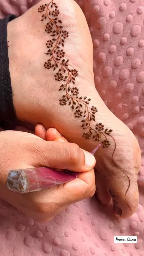 minimal pakistani bel foot mehndi design