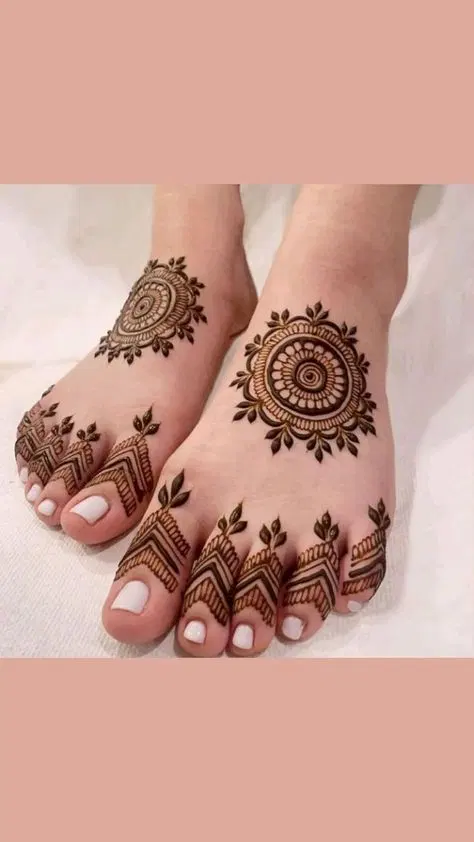 pakistani simple circle foot mehndi design