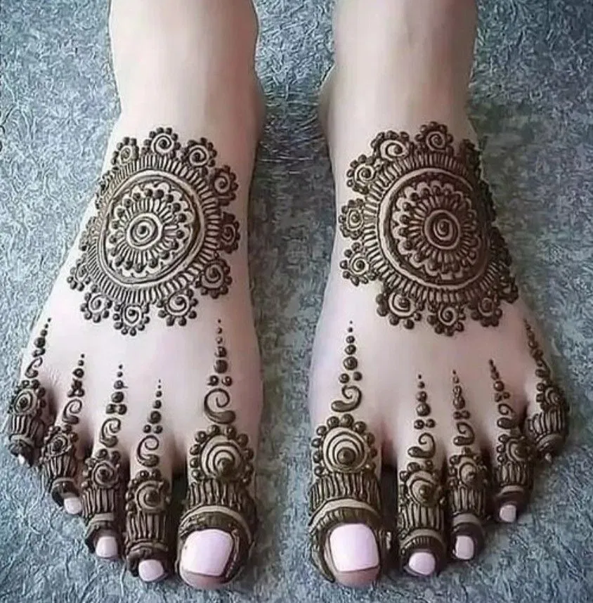 Bridal Simple Back Hand Mehndi Design with Gol Tikki and Jaal (2)