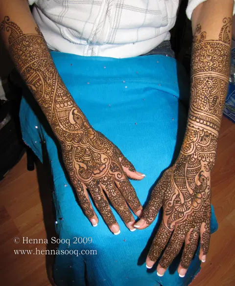 bridal indian figure front hand mehndi design