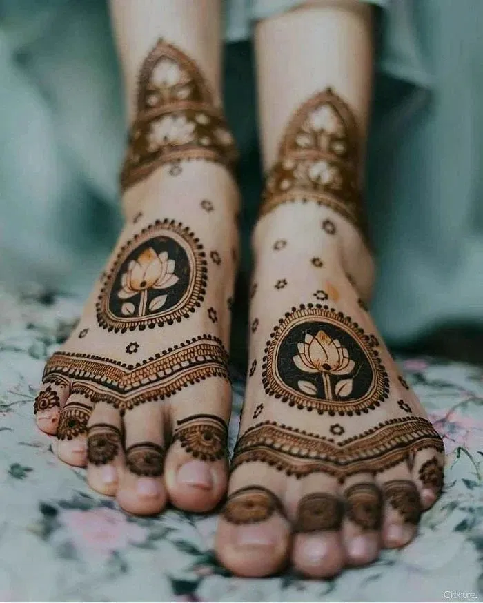 Bridal Simple Foot Mehndi Design with Gol Tikki, Figures and Flowers