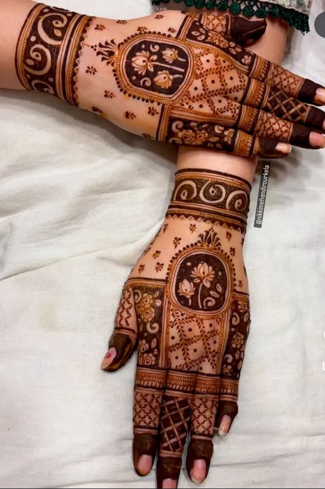 Aesthetic Arabic Back Hand Mehndi Design for Karwa Chauth