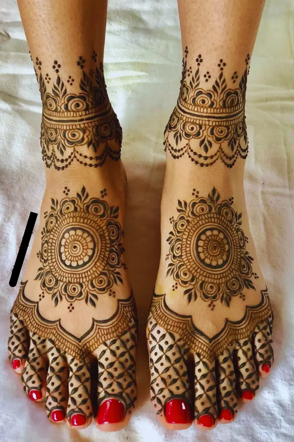 Bridal Indian Foot Mehndi Design with Gol Tikki and Figures (4)
