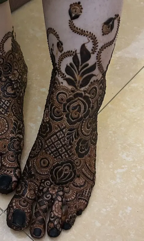 bridal pakistani figure foot mehndi design