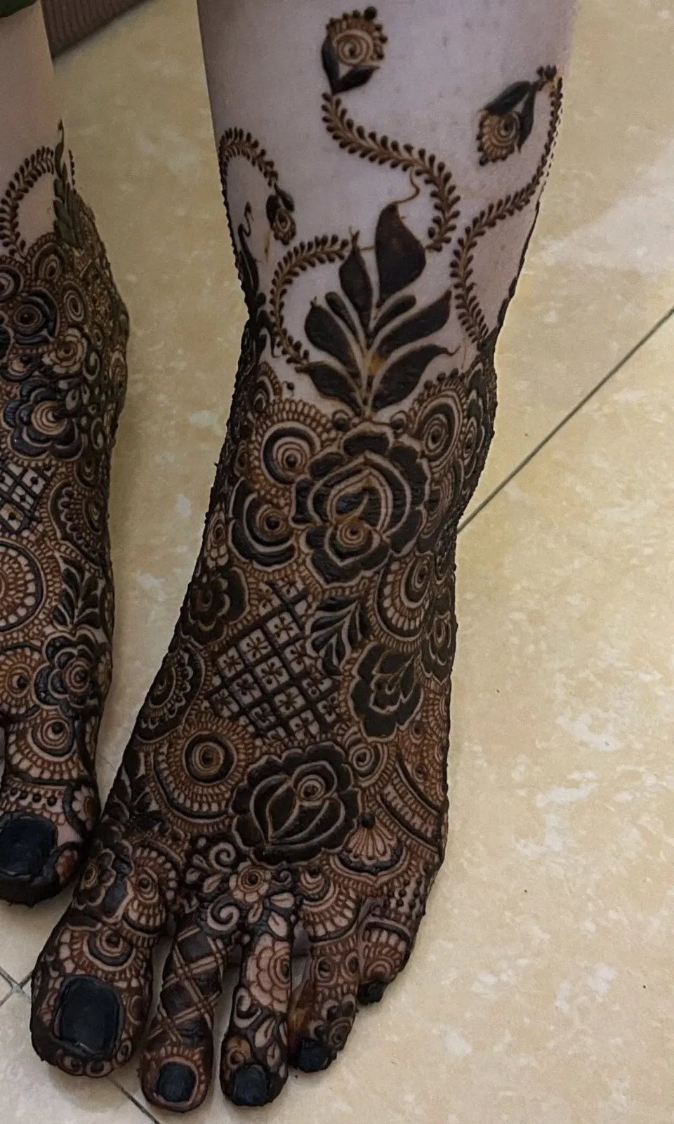 Bridal Pakistani Foot Mehndi Design with Figures and Flowers (3)