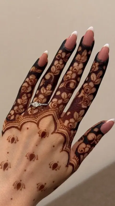 aesthetic arabic finger mehndi design