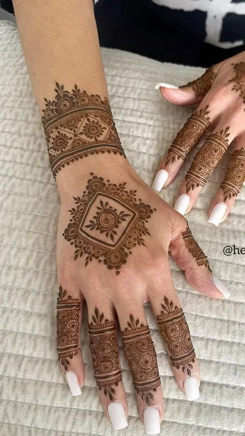 aesthetic arabic bel back hand mehndi design