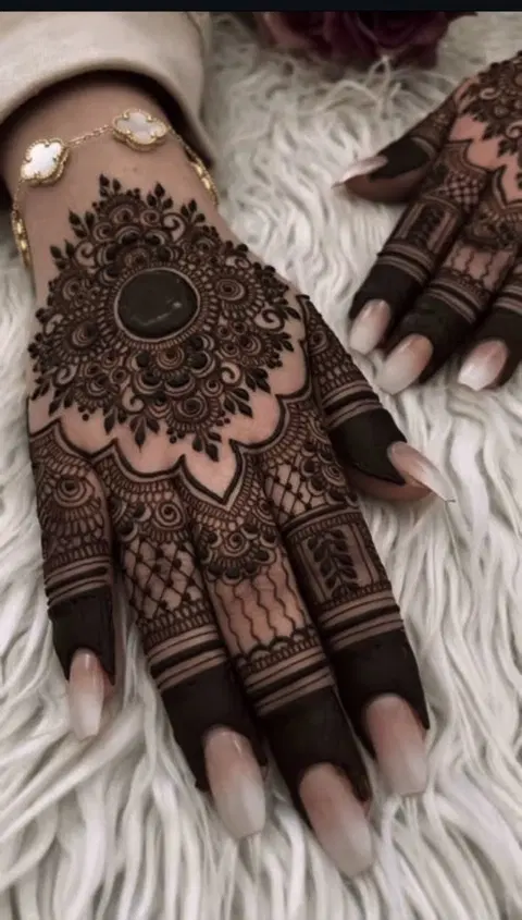 aesthetic bridal circle back hand mehndi design