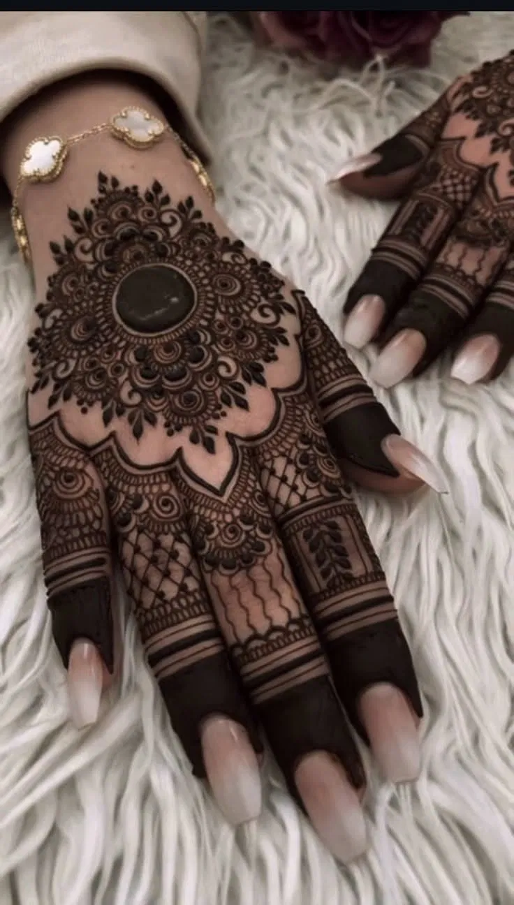 Aesthetic Bridal Back Hand Mehndi Design with Gol Tikki for Eid (2)