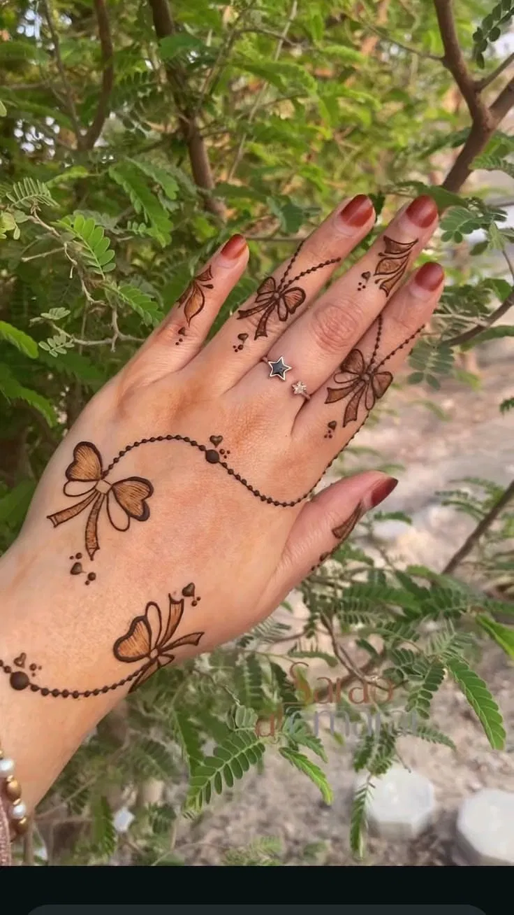 Aesthetic Arabic Back Hand Mehndi Design with Hearts (4)
