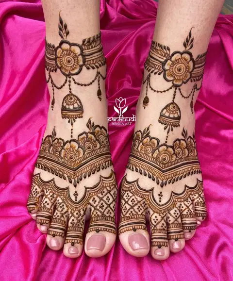 bridal indian figure back hand mehndi design