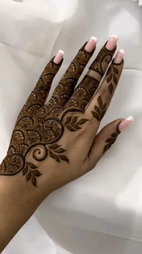 aesthetic arabic back hand mehndi design