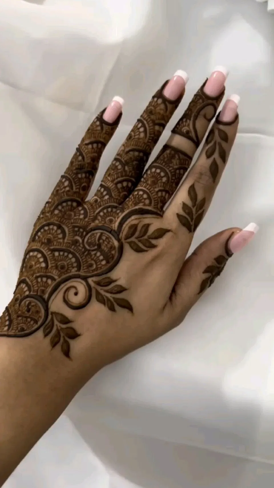 Aesthetic Arabic Back Hand Mehndi Design (41)
