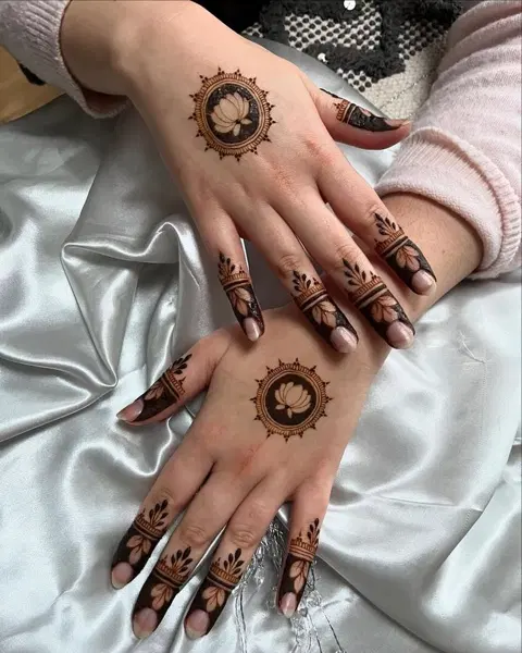 aesthetic minimal circle back hand mehndi design