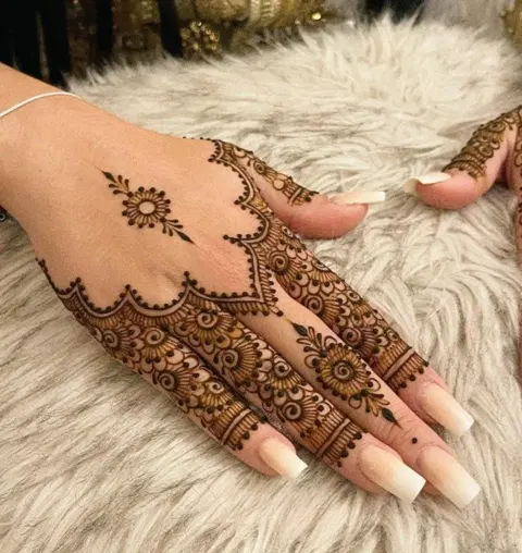 aesthetic minimal back hand mehndi design