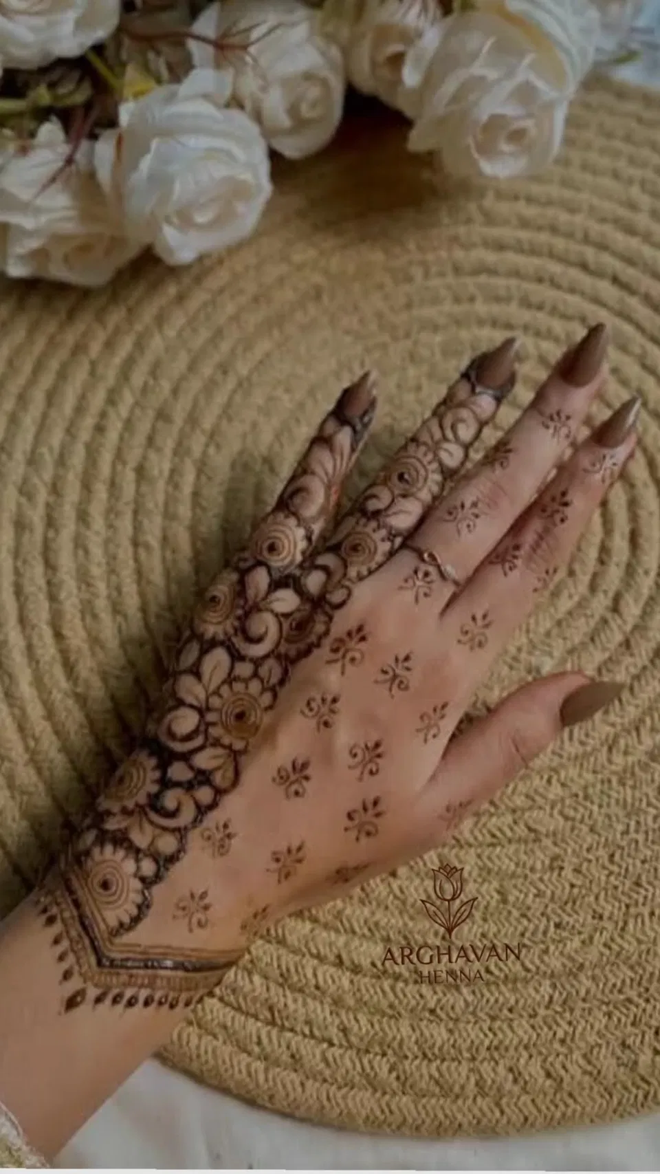 Aesthetic Simple Back Hand Mehndi Design with Gol Tikki and Flowers for Eid (6)