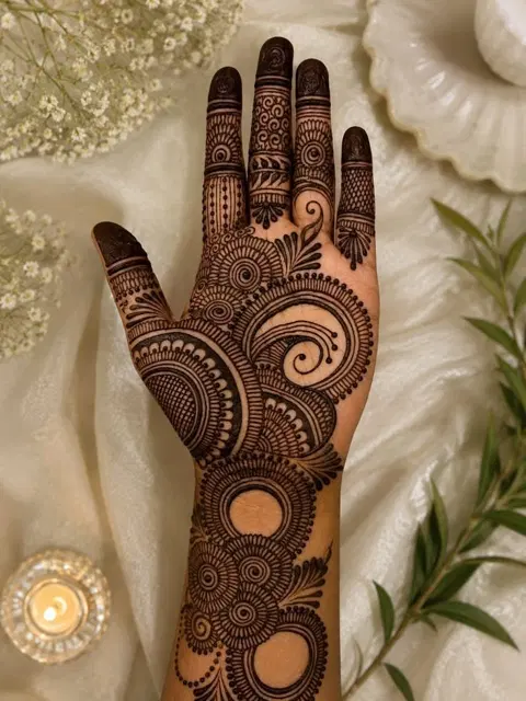 aesthetic indian circle back hand mehndi design