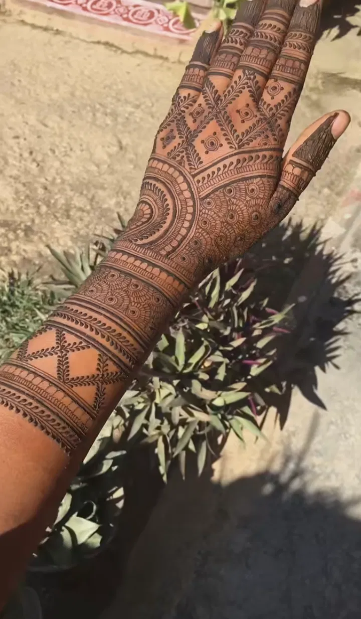 Arabic Bridal Back Hand Mehndi Design with Gol Tikki (6)