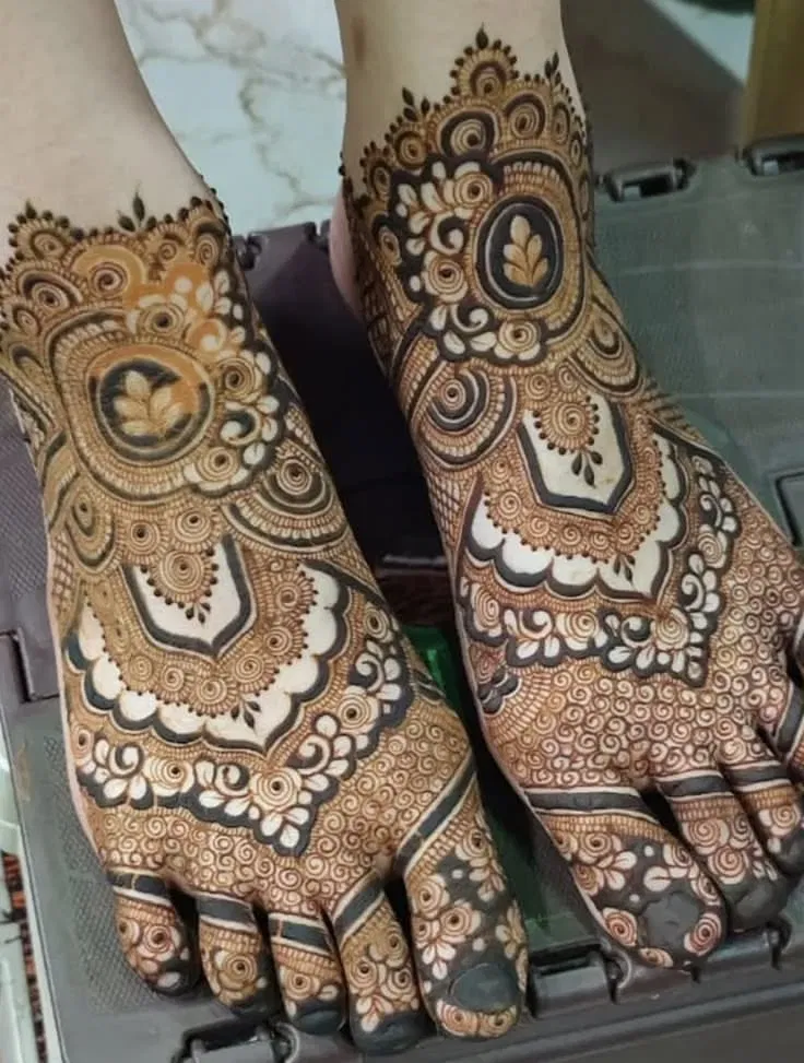 Bridal Stylish Finger Mehndi Design with Gol Tikki