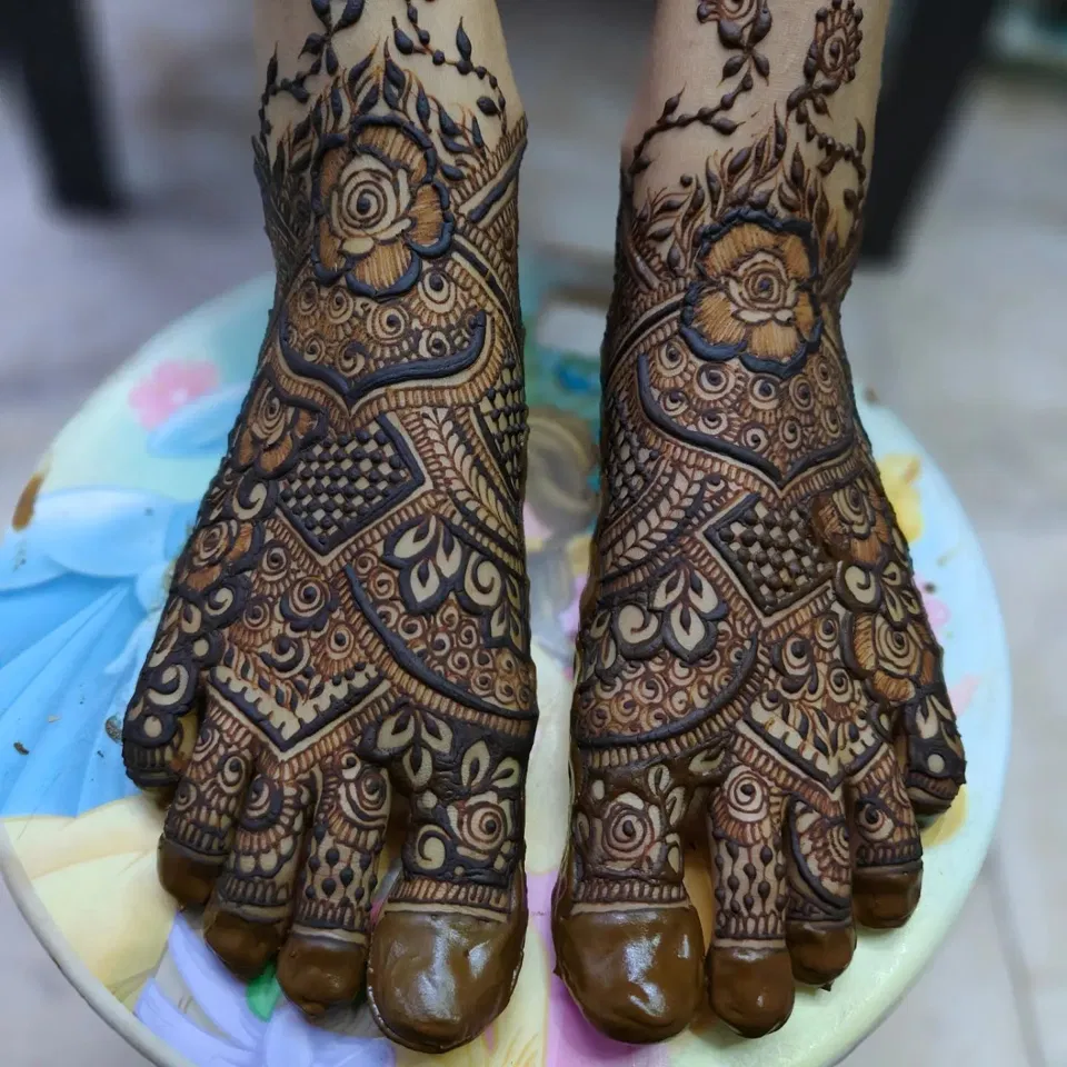 Bridal Simple Foot Mehndi Design with Figures