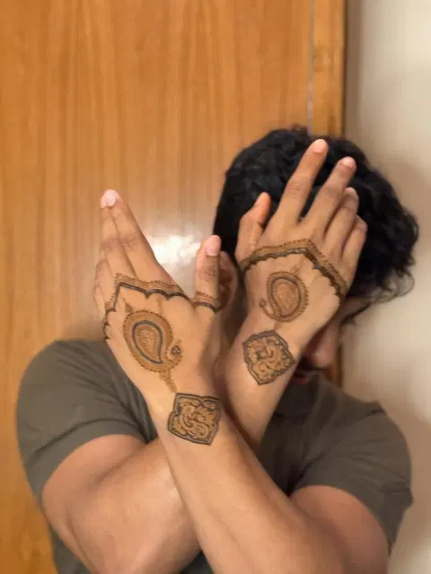 simple stylish circle back hand mehndi design