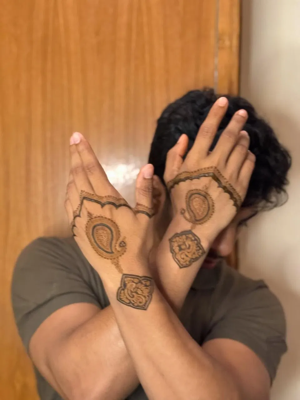 Simple Stylish Back Hand Mehndi Design with Gol Tikki and Jaal (2)