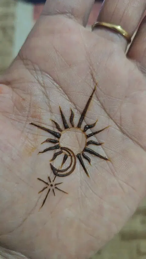 aesthetic simple jaal finger mehndi design