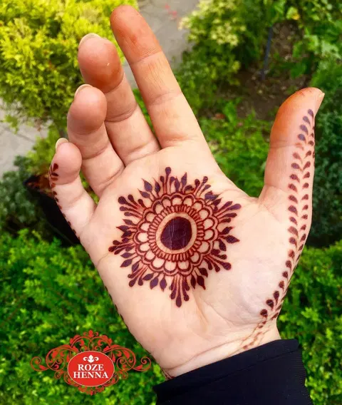 simple circle front hand mehndi design